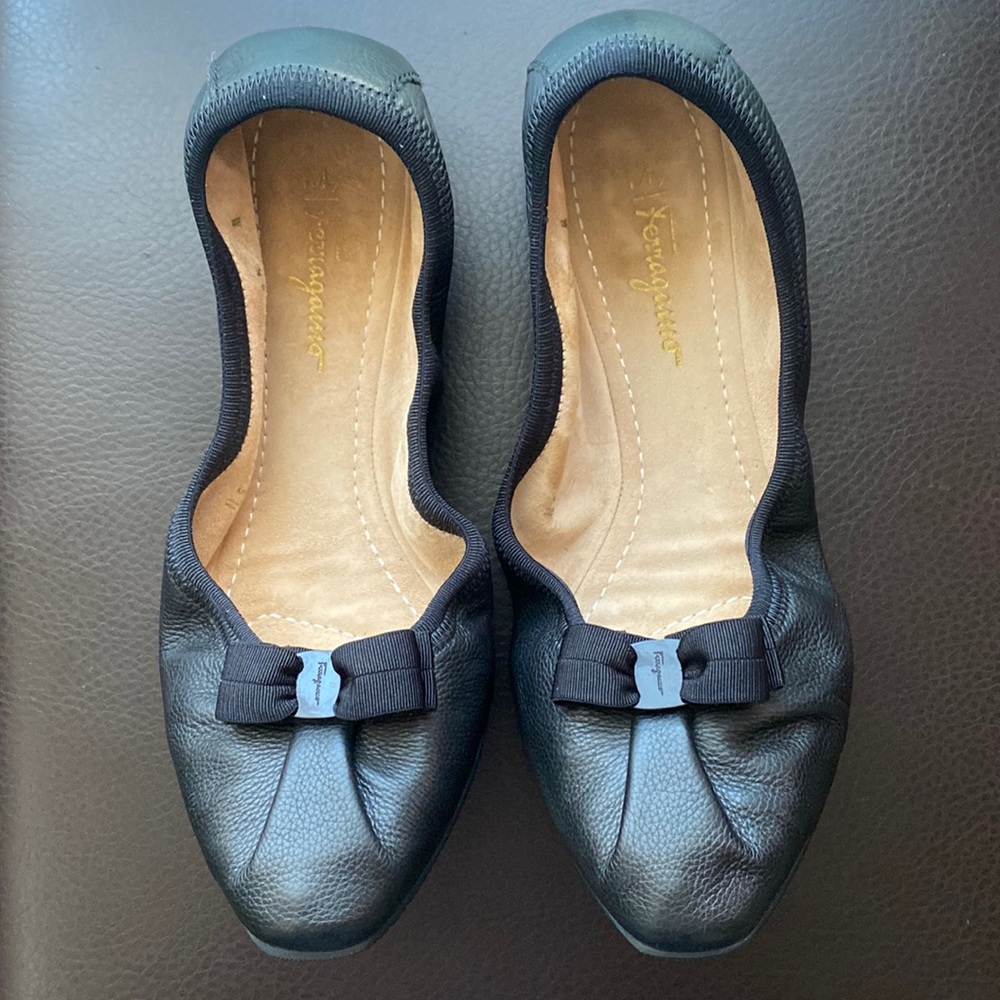 Brand new Salvatore Ferragamo ballet flats with bow.